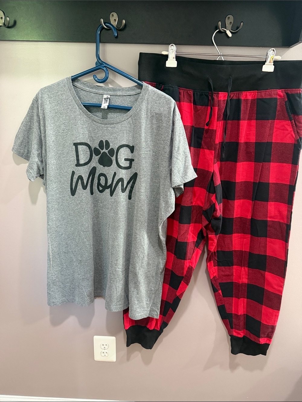 Dog Mom Women’s Pajama Set - Gray Top & Red Buffalo Plaid Pants 1XW